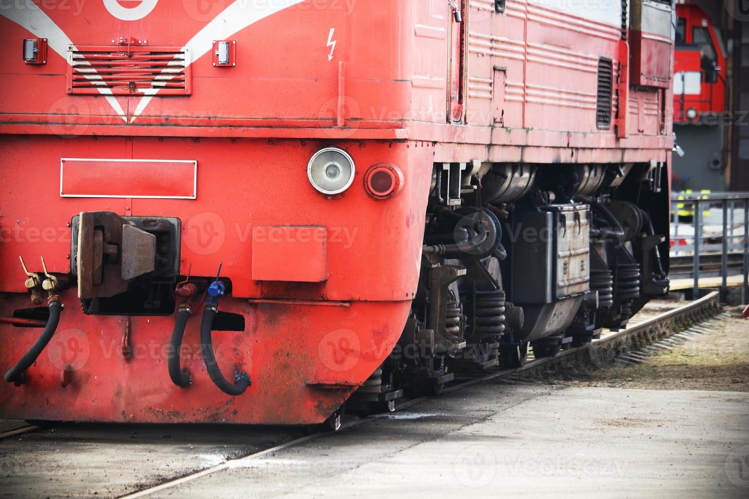 rode trein staande op de spoorweg op zonnige dag foto