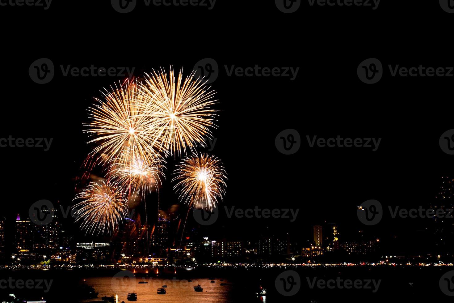 veel knipperend vuurwerk met nacht stadsgezicht achtergrond vieren nieuwjaar. foto