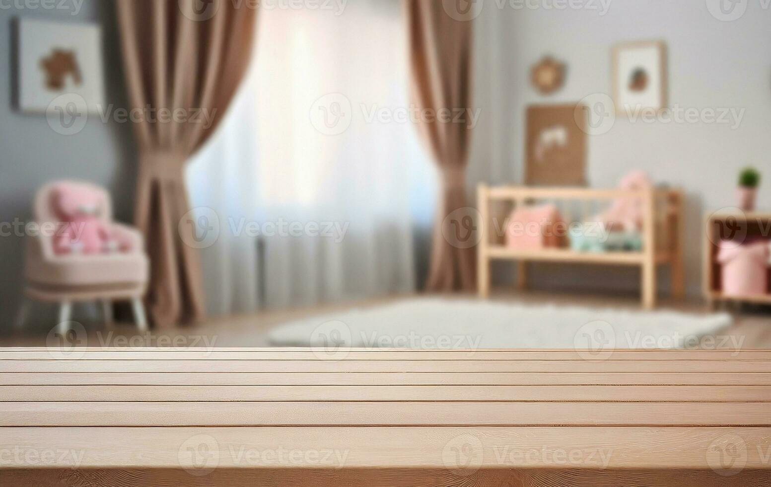 leeg houten tafel binnen de baby kamer foto