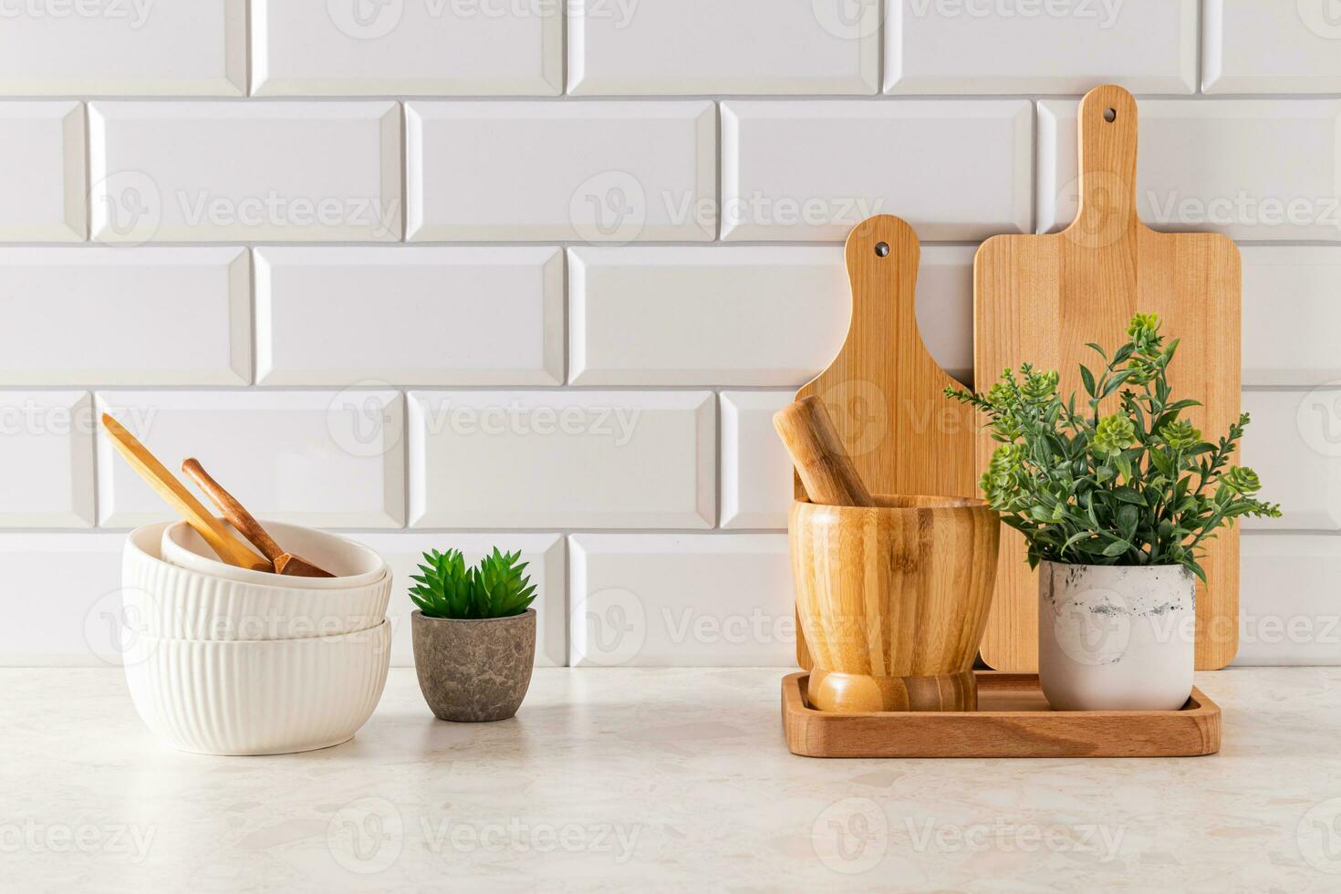 reeks van keramisch kommen en snijdend borden Aan steen licht aanrecht in modern keuken met ingemaakt, cactus . voorkant visie. minimalisme. foto