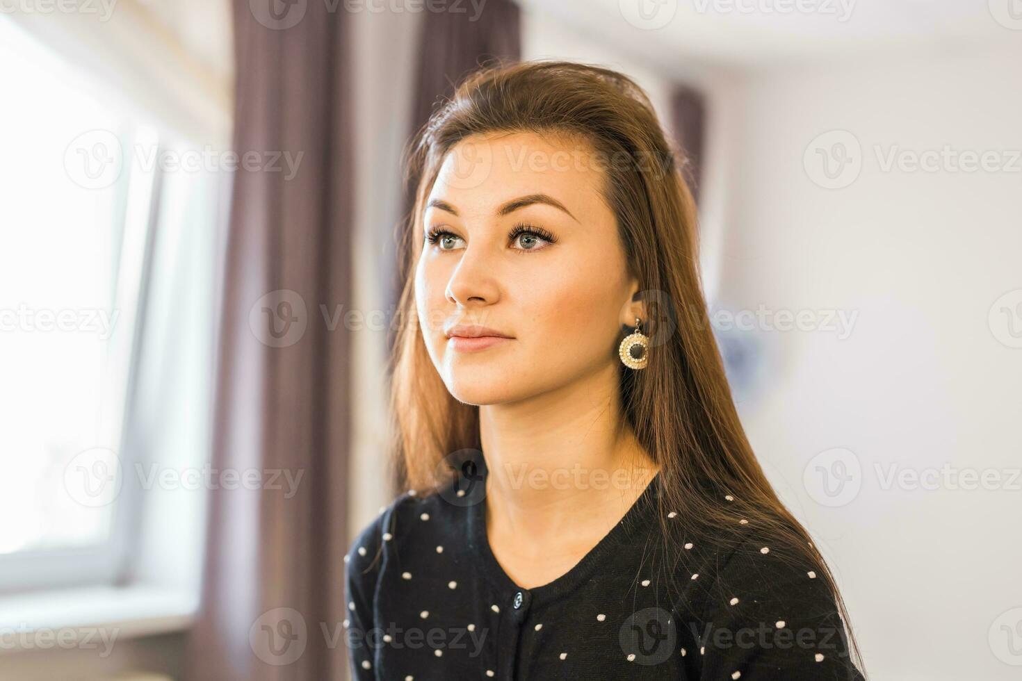 portret van elegant vrouw met lang haar- op zoek Bij reflectie in spiegel foto