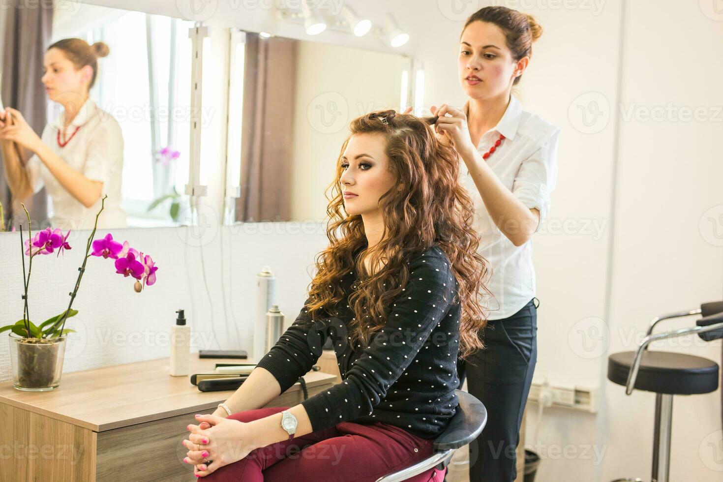 professioneel kapper styling vrouw gekruld haar. foto