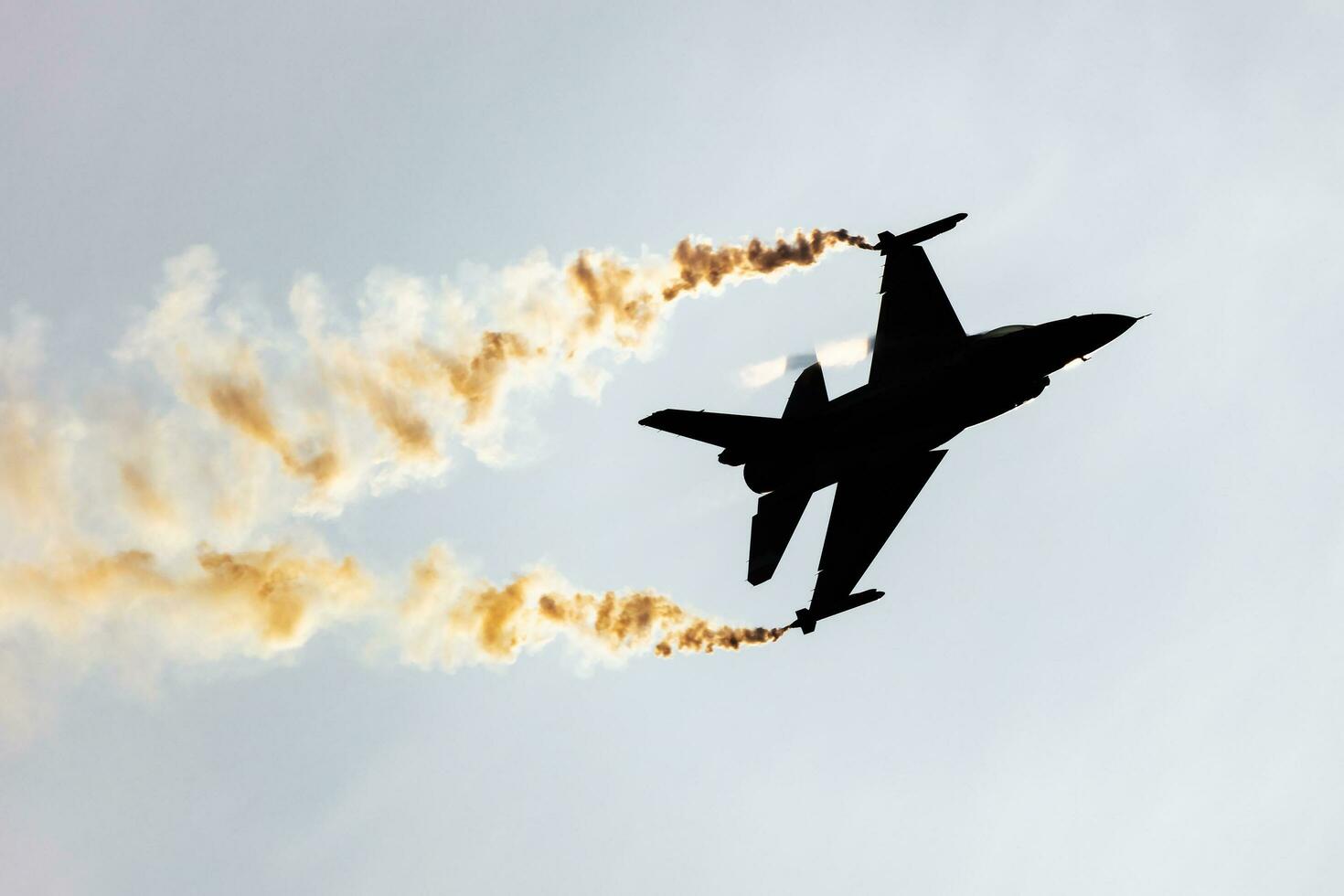 radom, Polen, 2023 - belgisch lucht dwingen lockheed f-16 vechten valk vechter Jet vlak vliegen. luchtvaart en leger vliegtuigen. foto