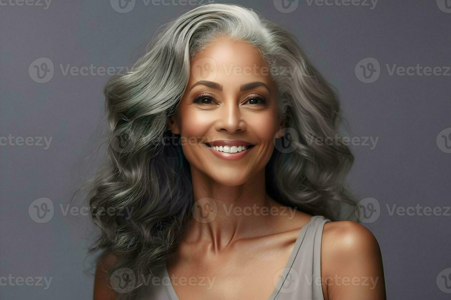 ai gegenereerd ouder en volwassen zwart vrouw met glad huid en mooi lang, grijs, vloeiende haar. schoonheid en schoonheidsmiddelen reclame concept afbeelding. foto