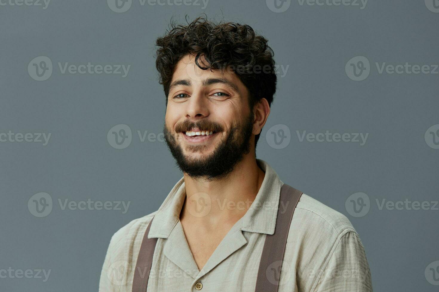 Mens gezicht geluk geïsoleerd glimlach wit gewoontjes Kaukasisch baard vertrouwen volwassen gelukkig jong vent foto