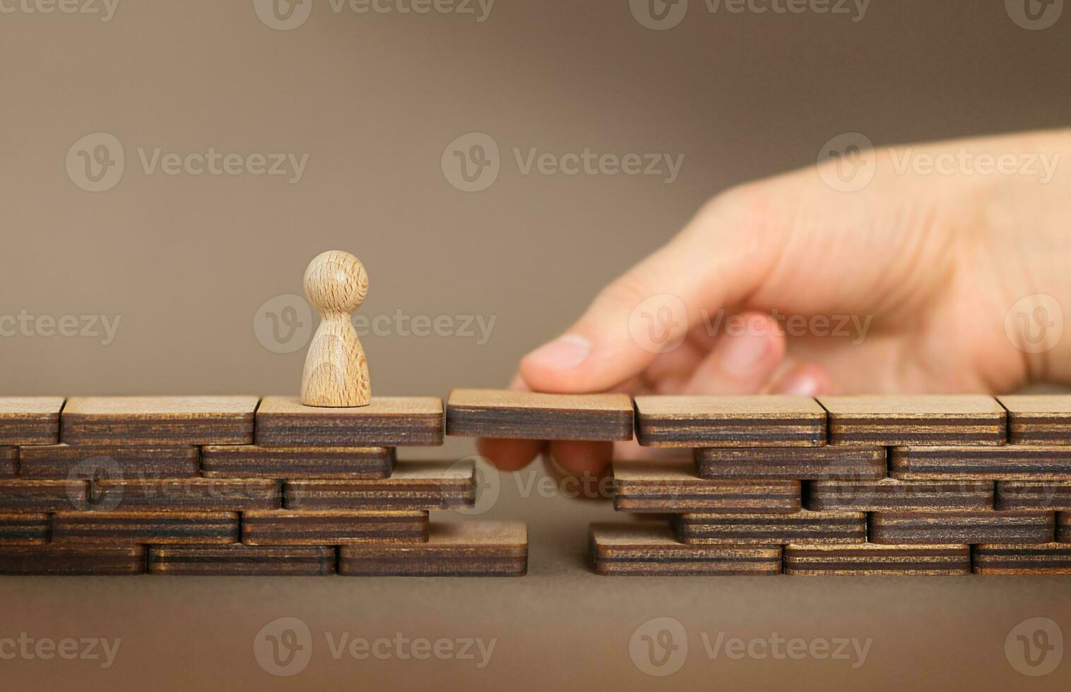 de concept van helpen. een menselijk hand- en een houten beeldje. foto