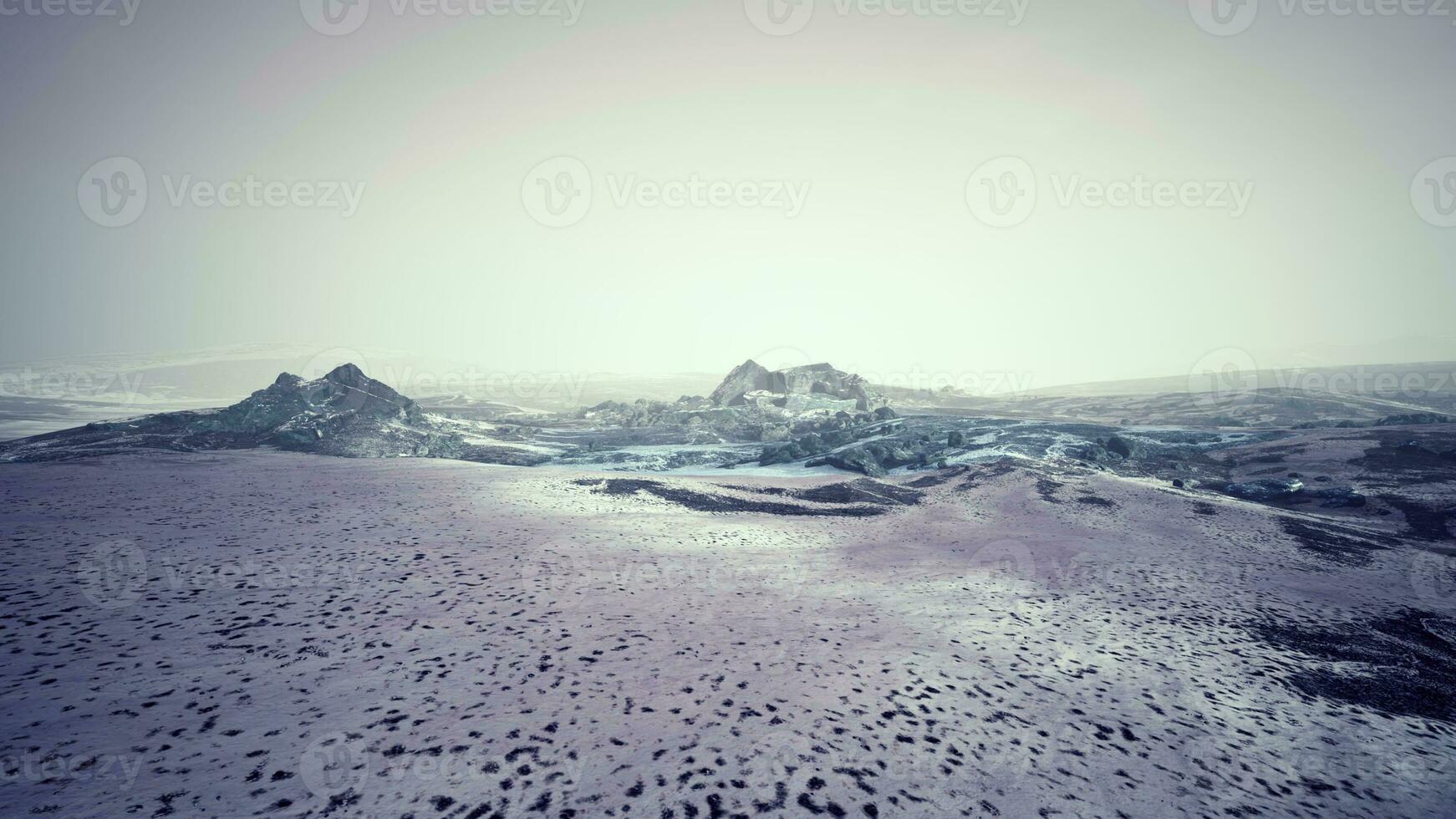 dramatisch winter donker woestijn steppe Aan een hoogland berg plateau foto