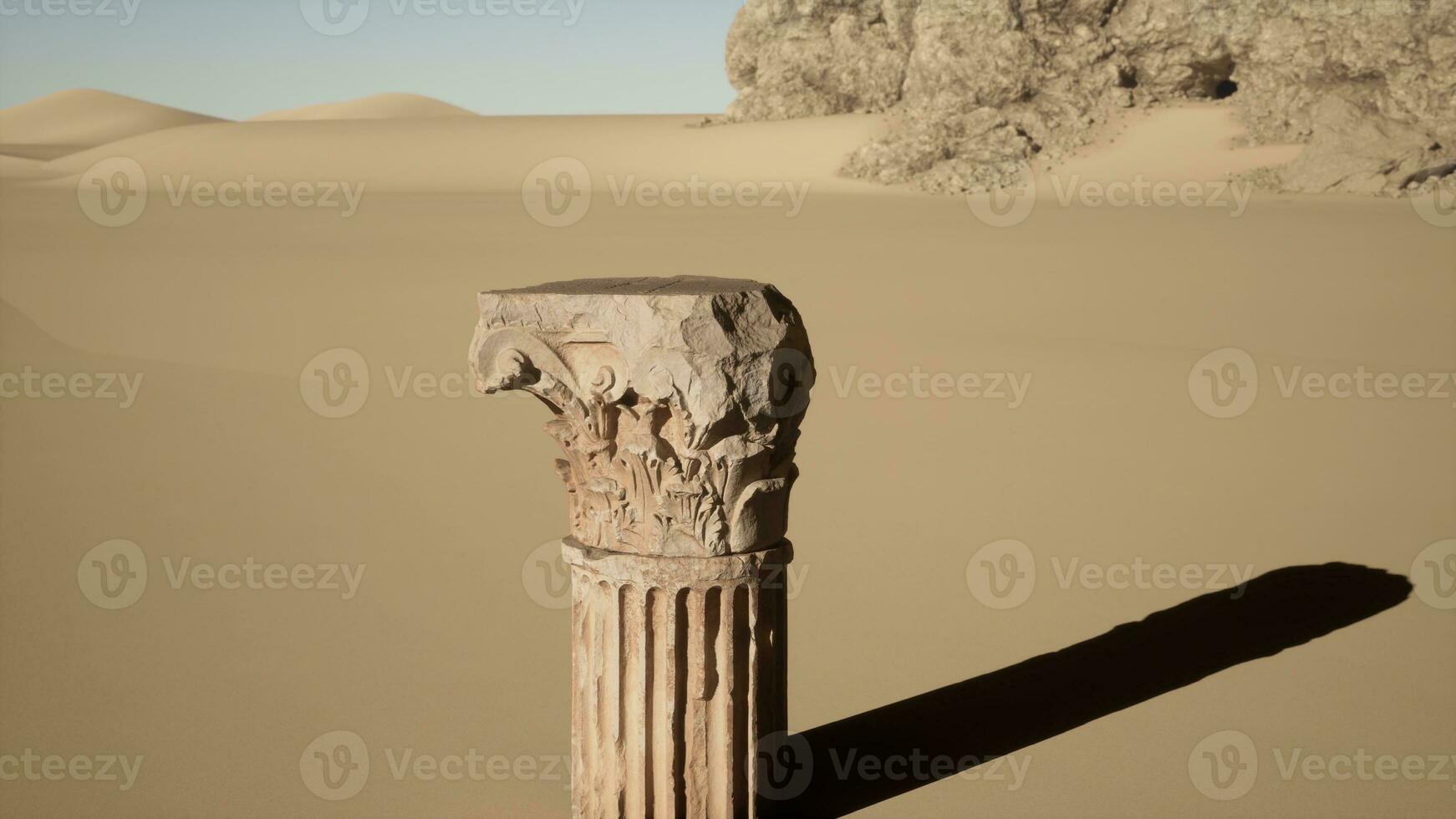 een steen kolom in de midden- van een woestijn foto