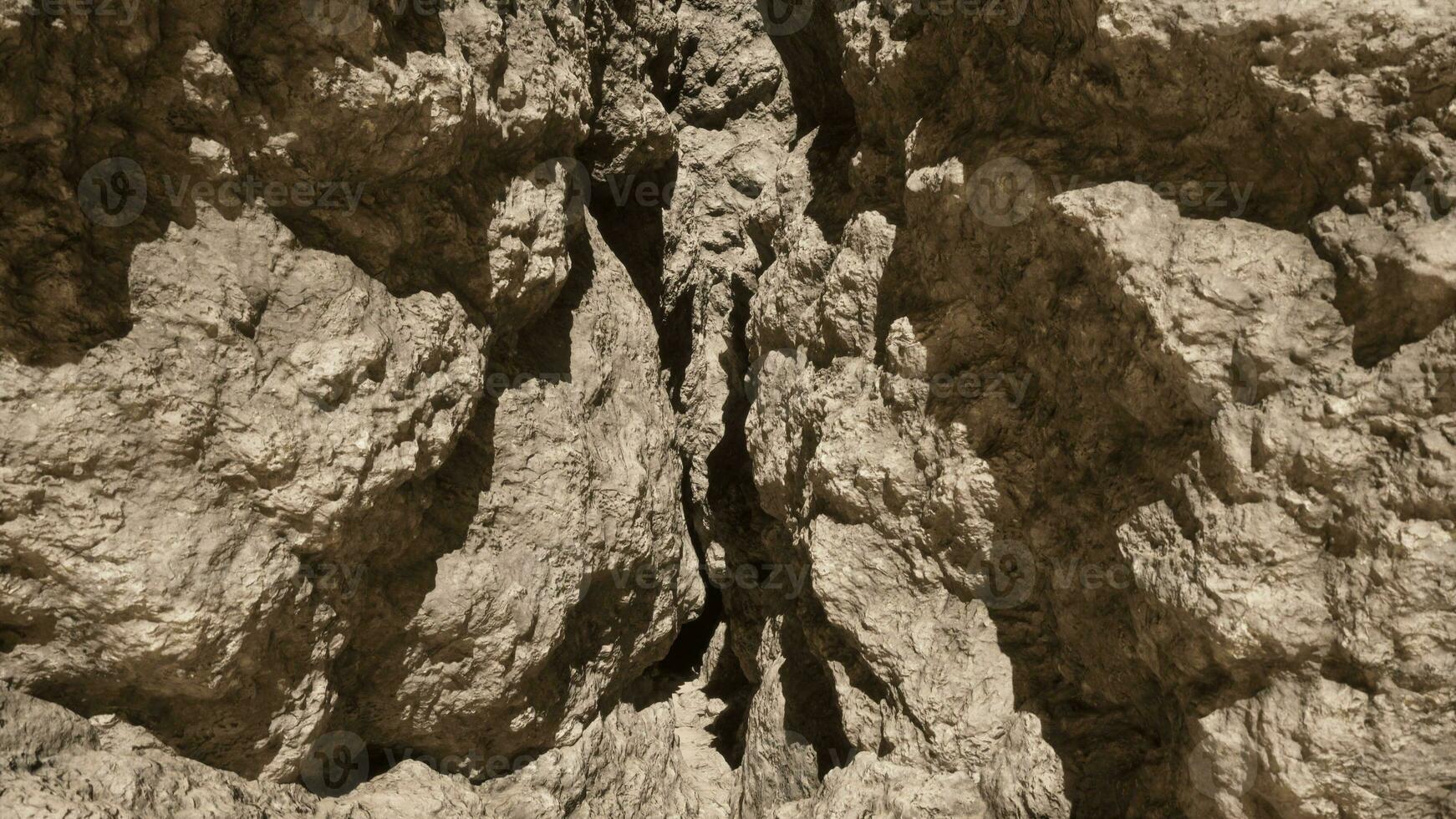 een versmallen passage tussen twee groot rotsen foto