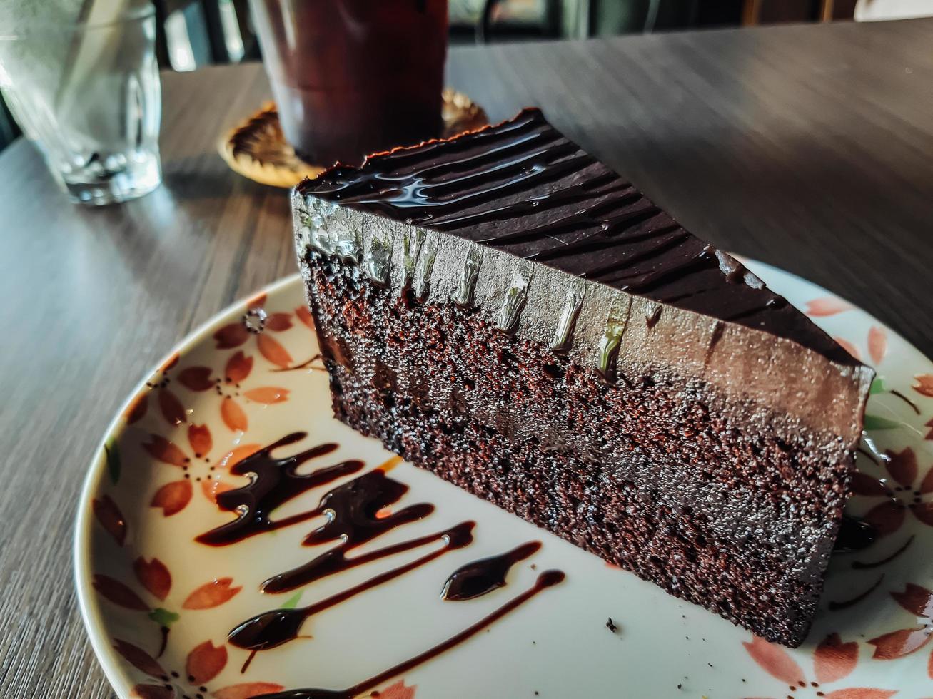 bord met plakje lekkere zelfgemaakte chocoladetaart op tafel, heerlijke chocoladetaart. fluitje van een cent op een bord. zoet eten. zoet dessert. detailopname. foto