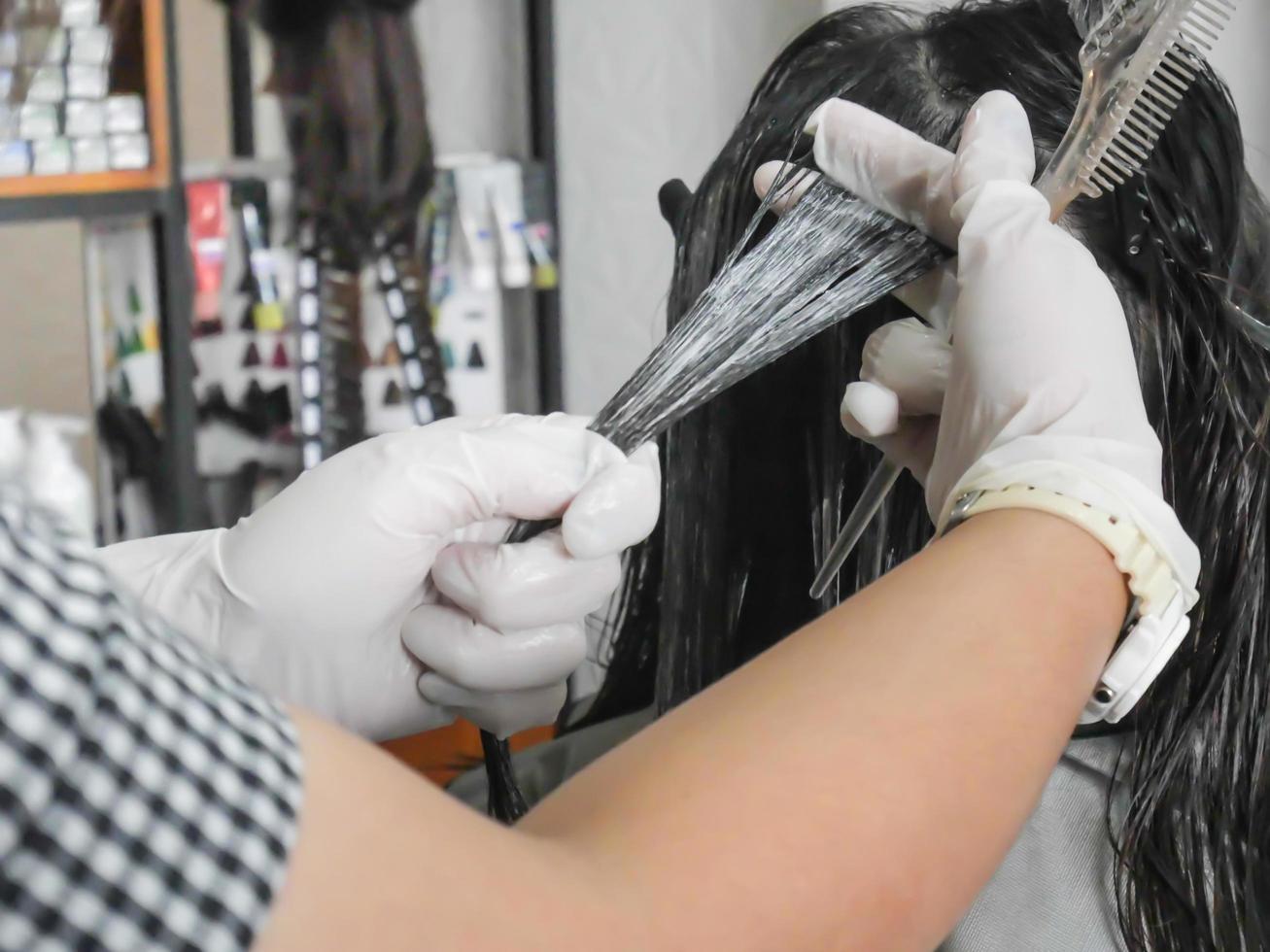 professionele kapper die haar kleurt in de salon foto