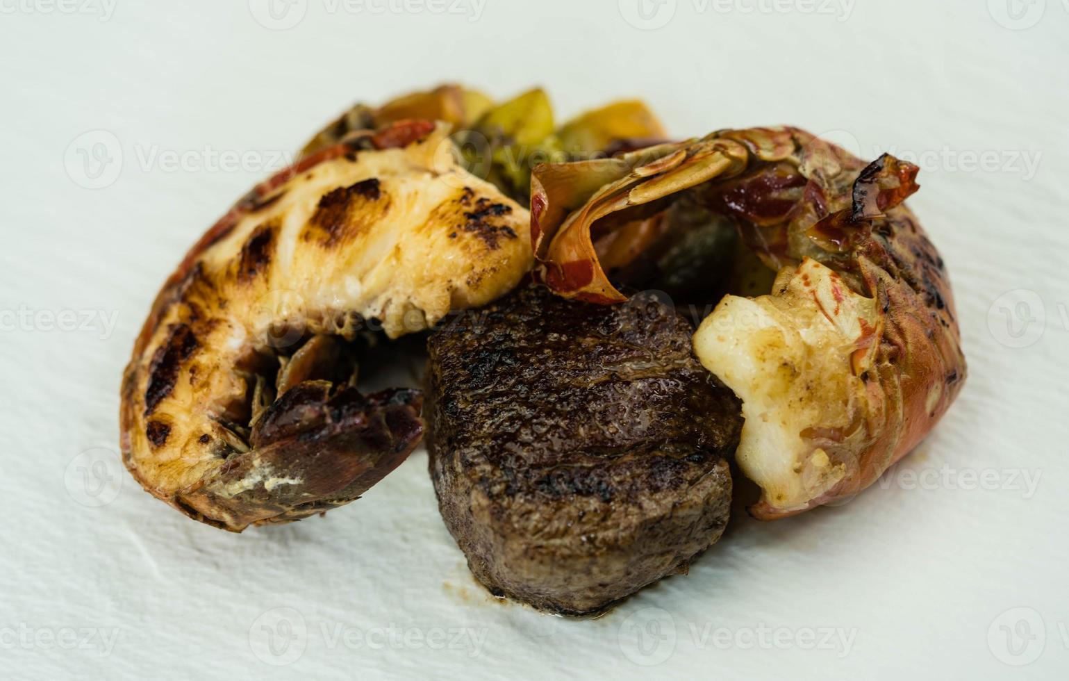 surf en turf gegrilde haasbiefstuk en langoesten foto