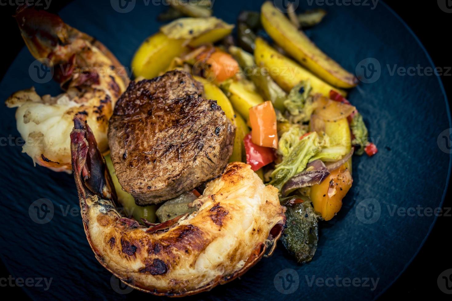 surf en turf gegrilde haasbiefstuk en langoesten foto