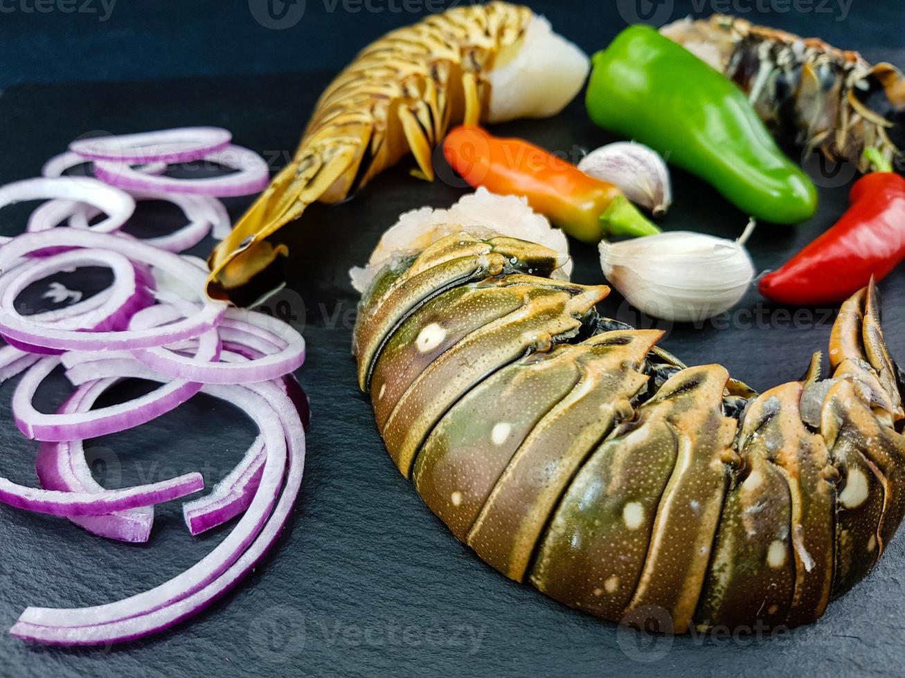 surf en turf met langoesten of kreeft foto