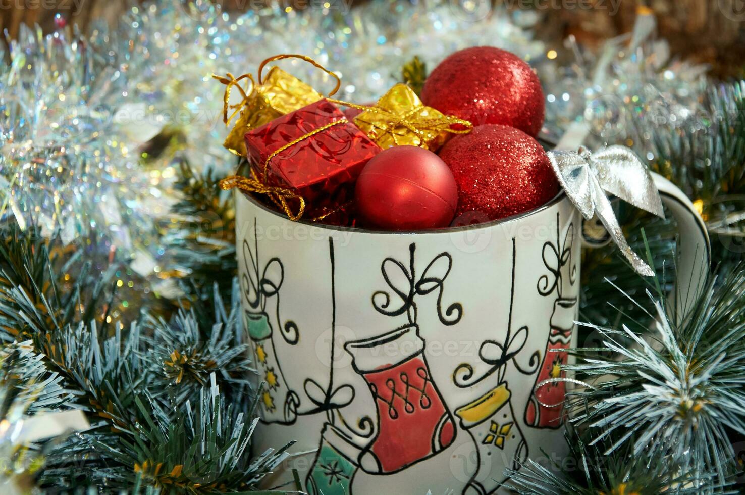 Kerstmis achtergrond met mooi mok met cadeaus en ballen in mooi klatergoud foto