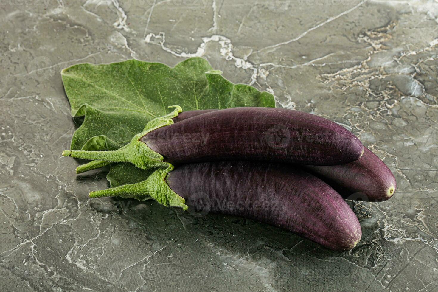 rauw rijp biologisch aubergine met blad foto