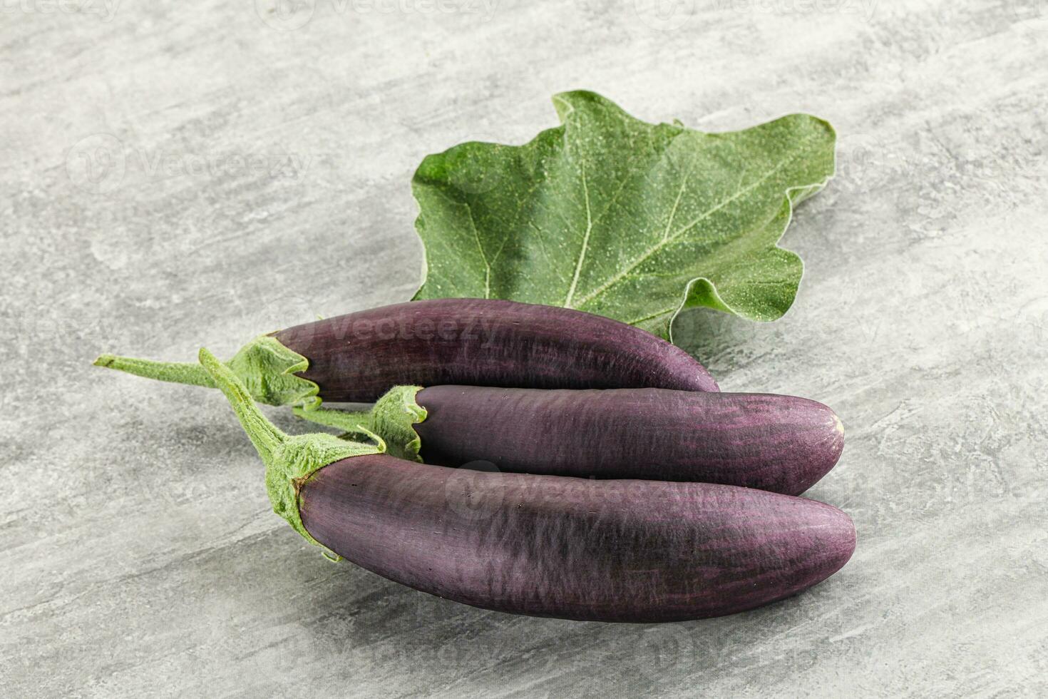 rauw rijp biologisch aubergine met blad foto