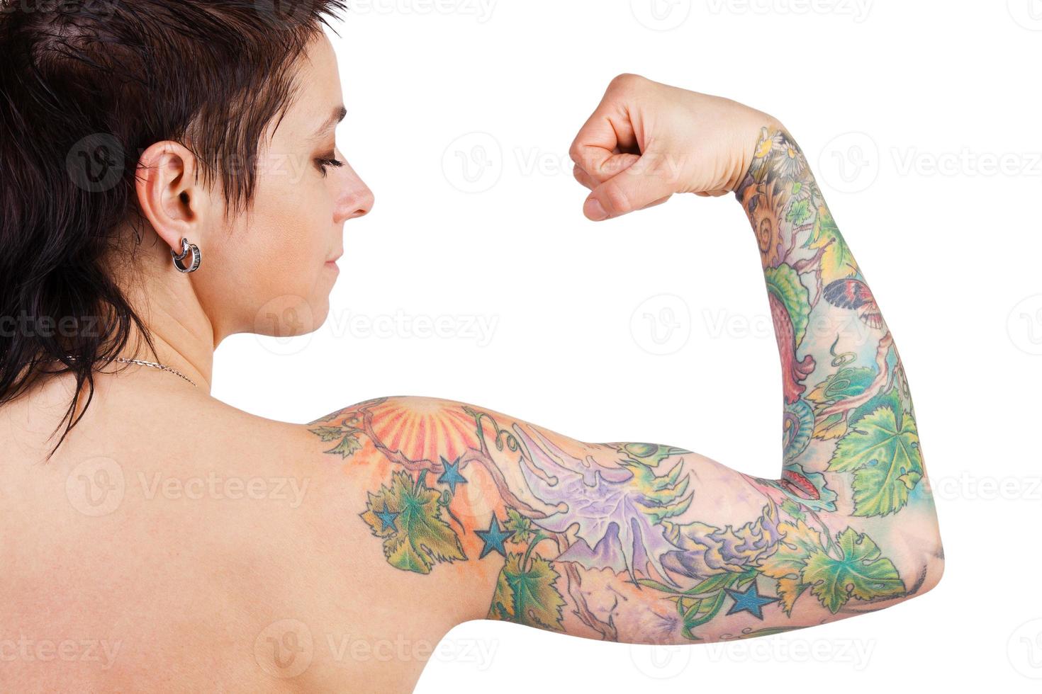 vrouw met een tatoeage met biceps foto