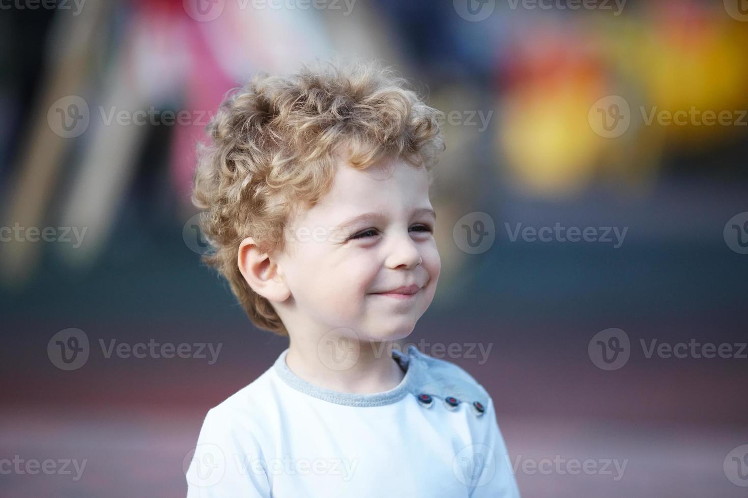 portret van een jonge jongen met krullend haar foto