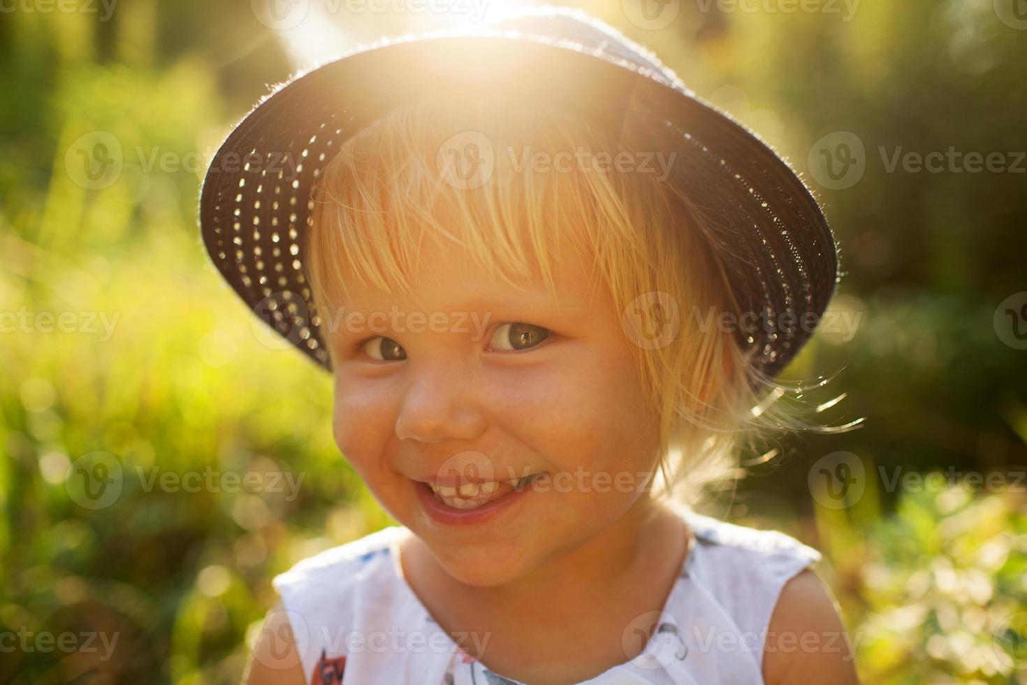 kleine lachende blonde meid foto