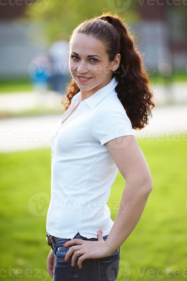 portret van een gelukkige jonge vrouw foto