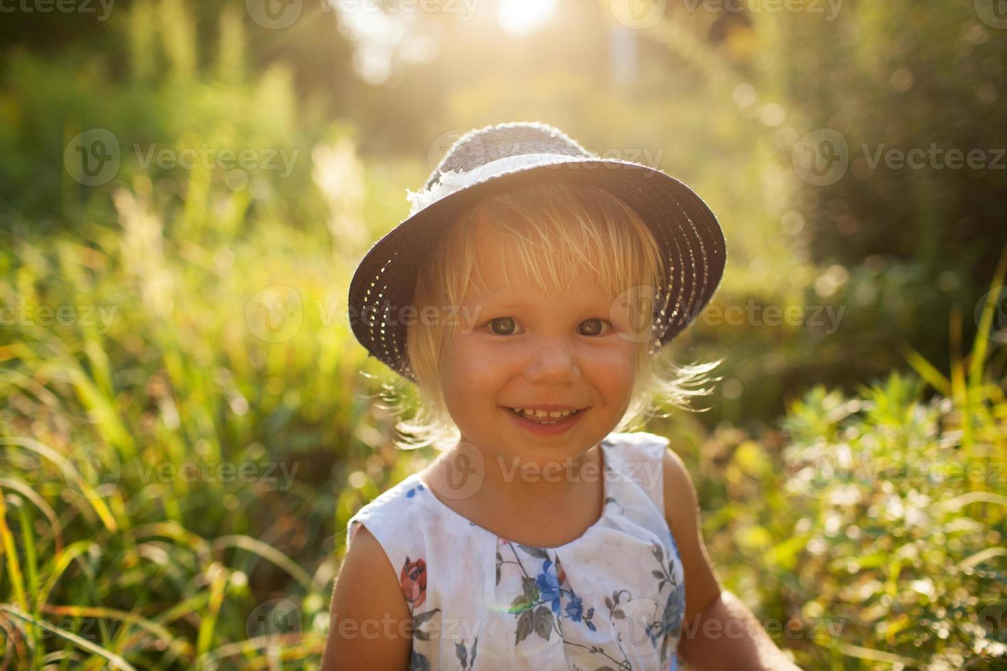 klein mooi meisje met een hoed foto