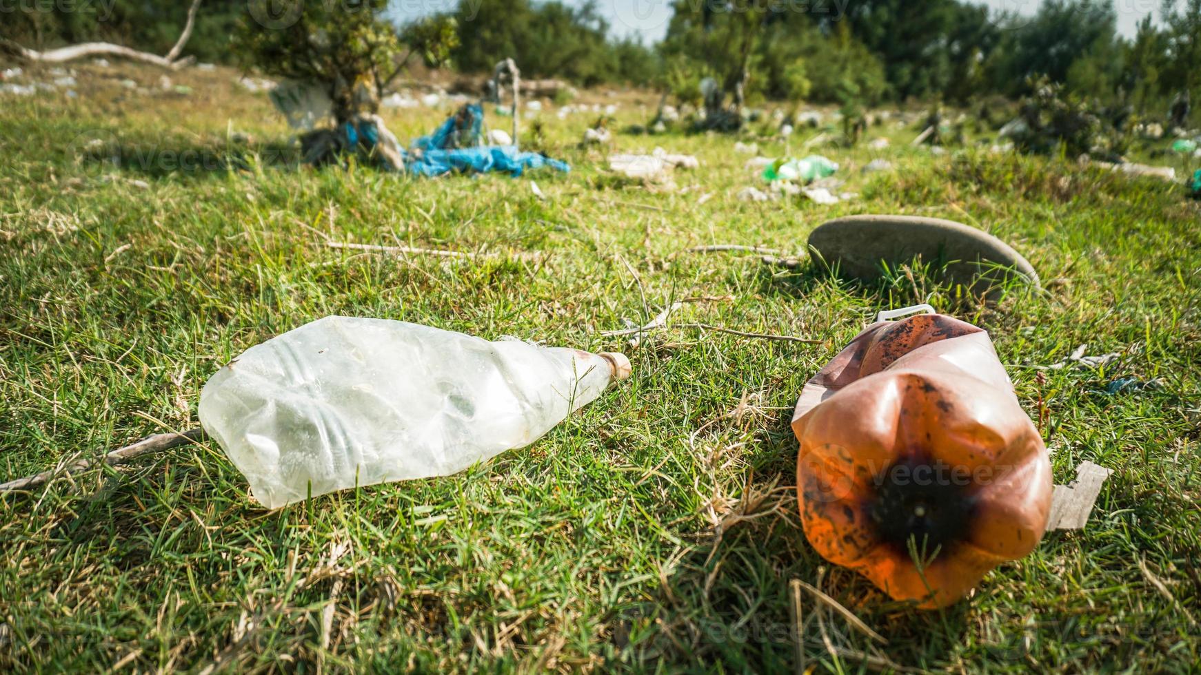 afval aan de rivier - afval aan de oevers van de rivier foto