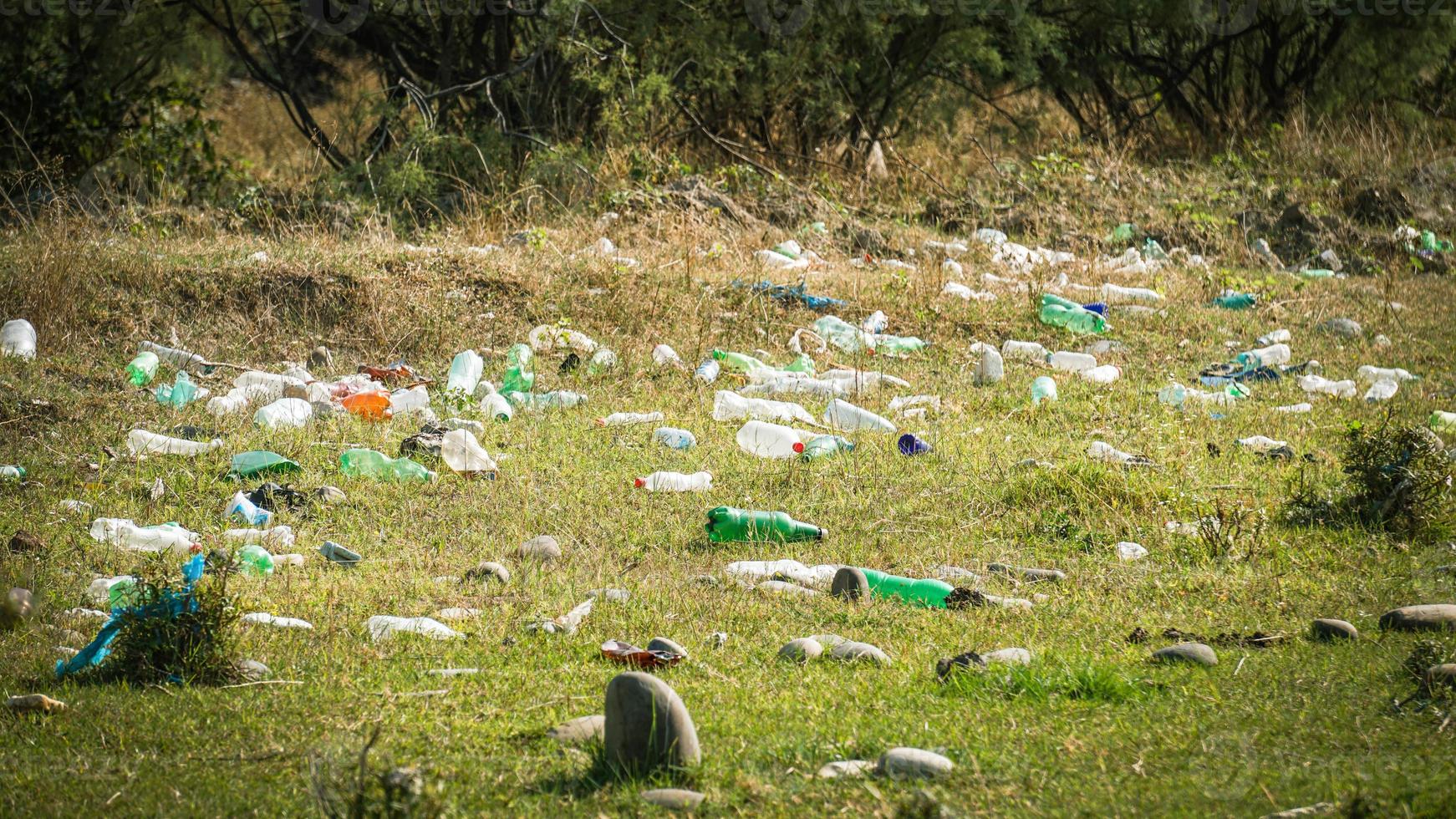 afval aan de rivier - afval aan de oevers van de rivier foto