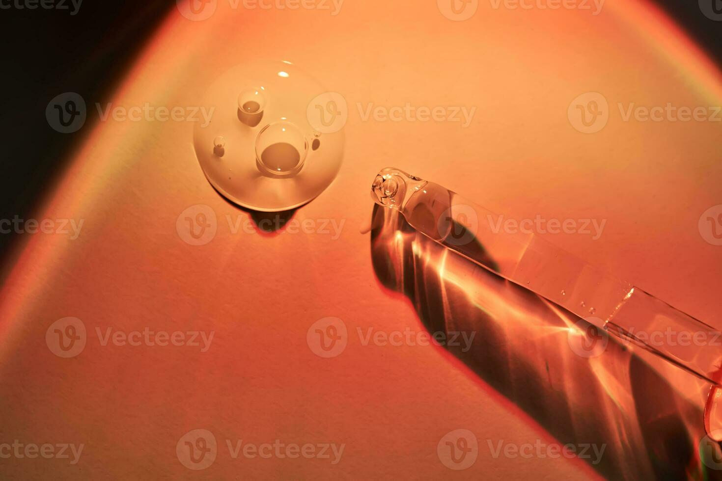 een druppelaar en een laten vallen van zonnescherm lichaam serum in de oranje zonsondergang licht. foto
