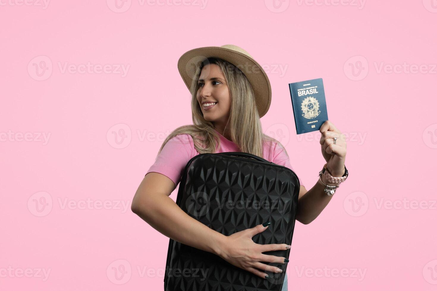 vrouw Holding roze kleding Aan gekleurde achtergrond foto