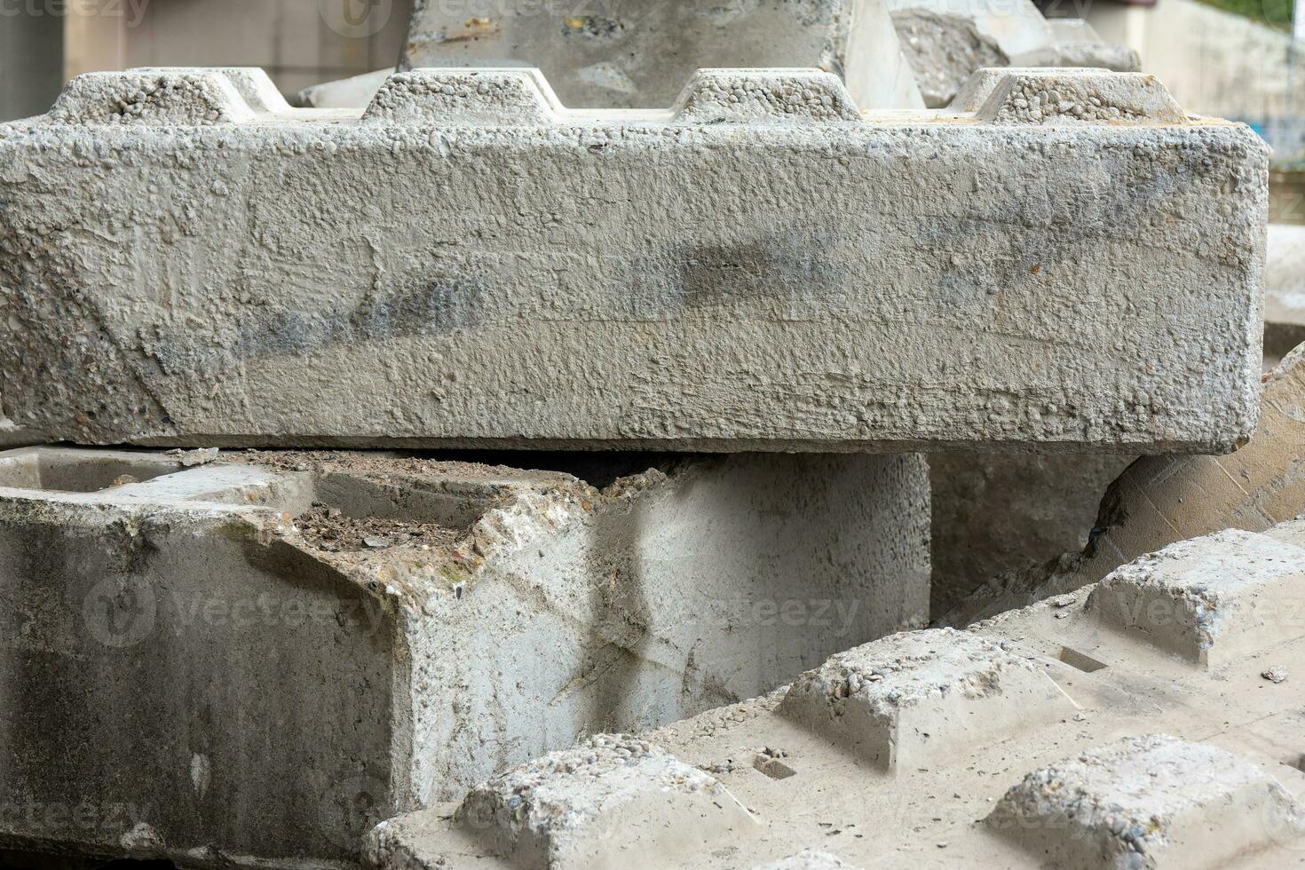 beton blokken Aan een gebouw plaats foto