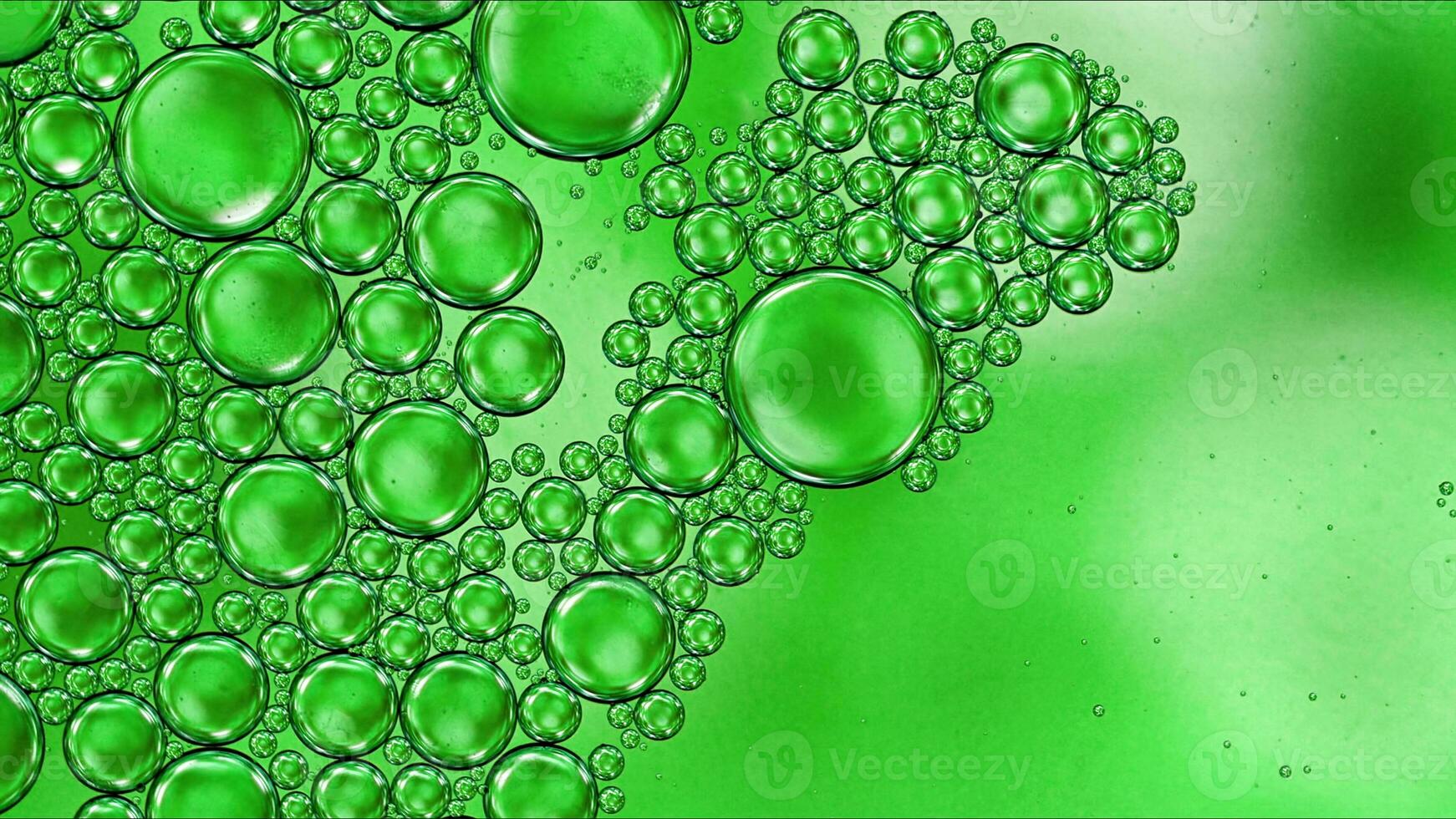 abstract kleurrijk voedsel olie druppels bubbels en bollen vloeiende Aan water oppervlakte foto