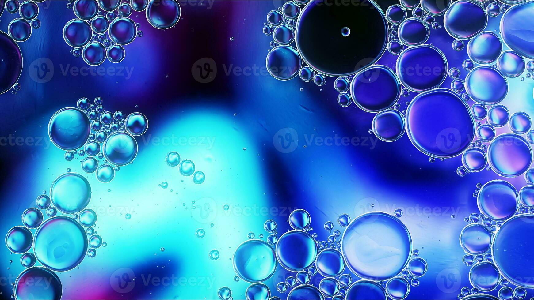 abstract kleurrijk voedsel olie druppels bubbels en bollen vloeiende Aan water oppervlakte foto
