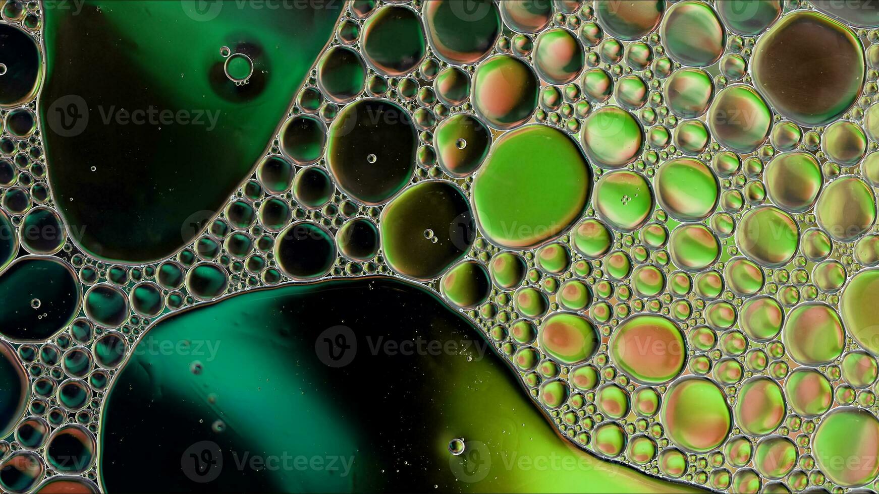 abstract kleurrijk voedsel olie druppels bubbels en bollen vloeiende Aan water oppervlakte foto