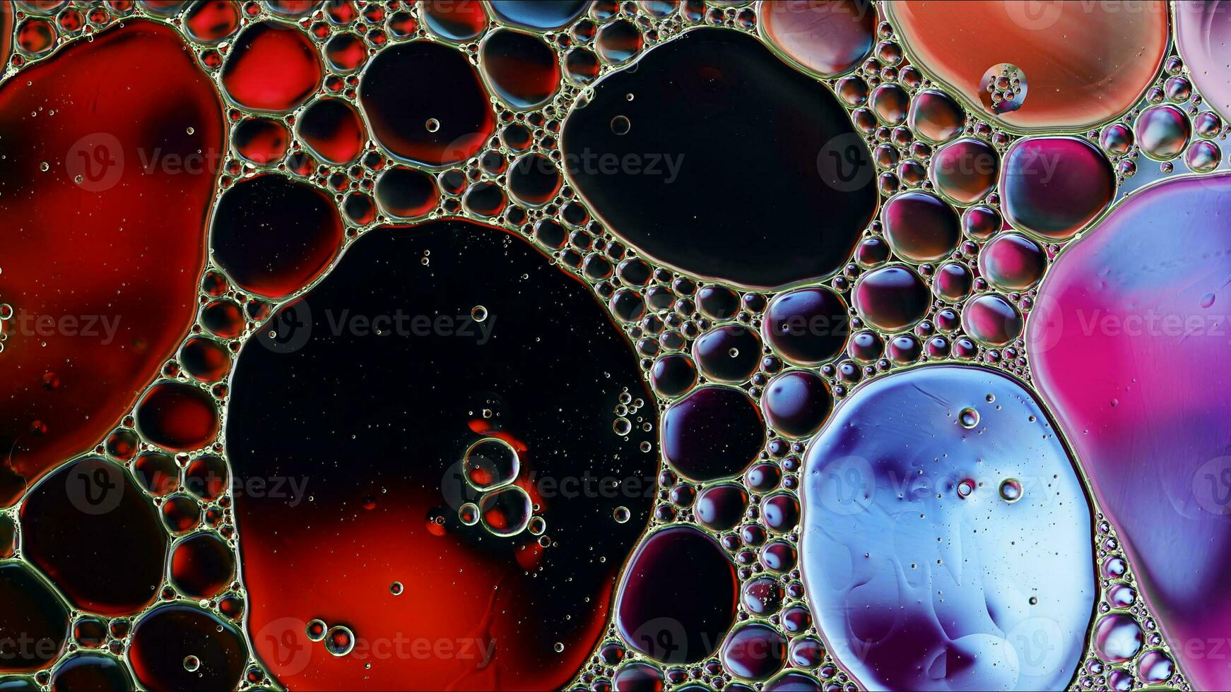 abstract kleurrijk voedsel olie druppels bubbels en bollen vloeiende Aan water oppervlakte foto