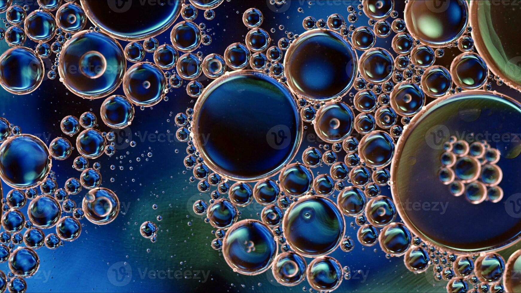 abstract kleurrijk voedsel olie druppels bubbels en bollen vloeiende Aan water oppervlakte foto