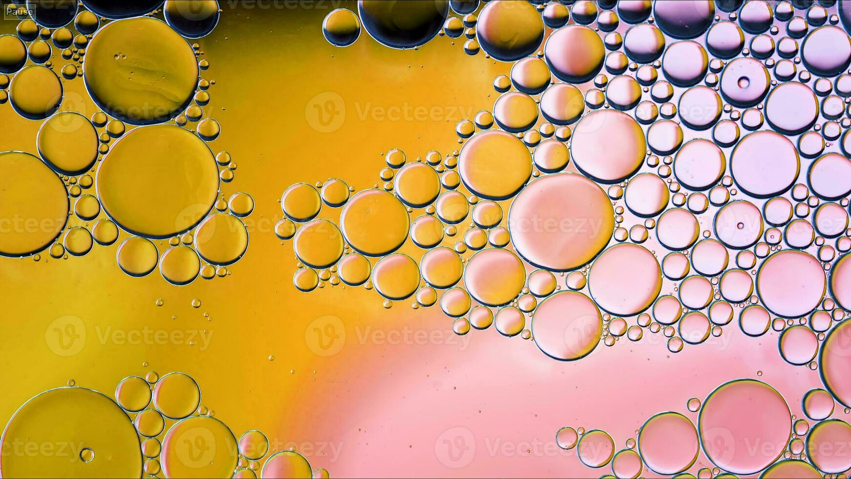 abstract kleurrijk voedsel olie druppels bubbels en bollen vloeiende Aan water oppervlakte foto