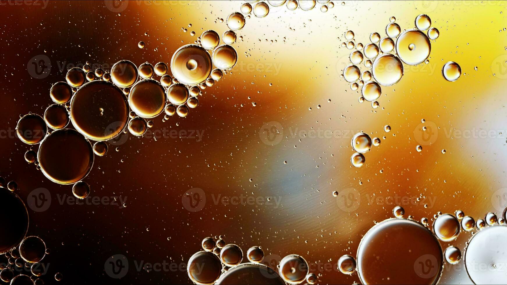 abstract kleurrijk voedsel olie druppels bubbels en bollen vloeiende Aan water oppervlakte foto