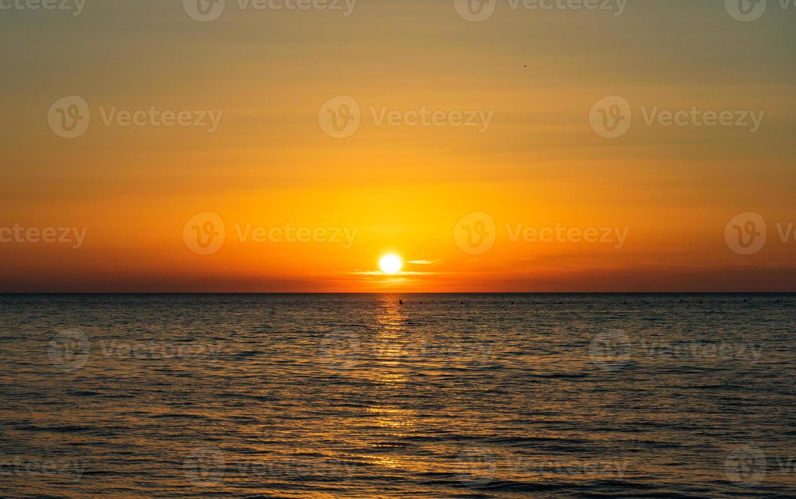 zonsondergang over de zwarte zee foto