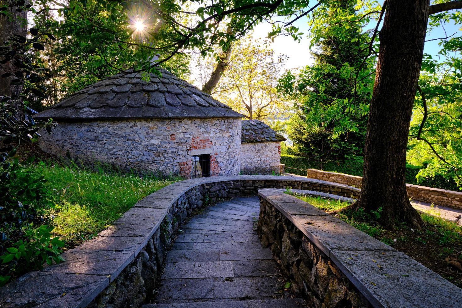 oude iconische koelboxen magazijnen aan de oever van het meer van Varese foto