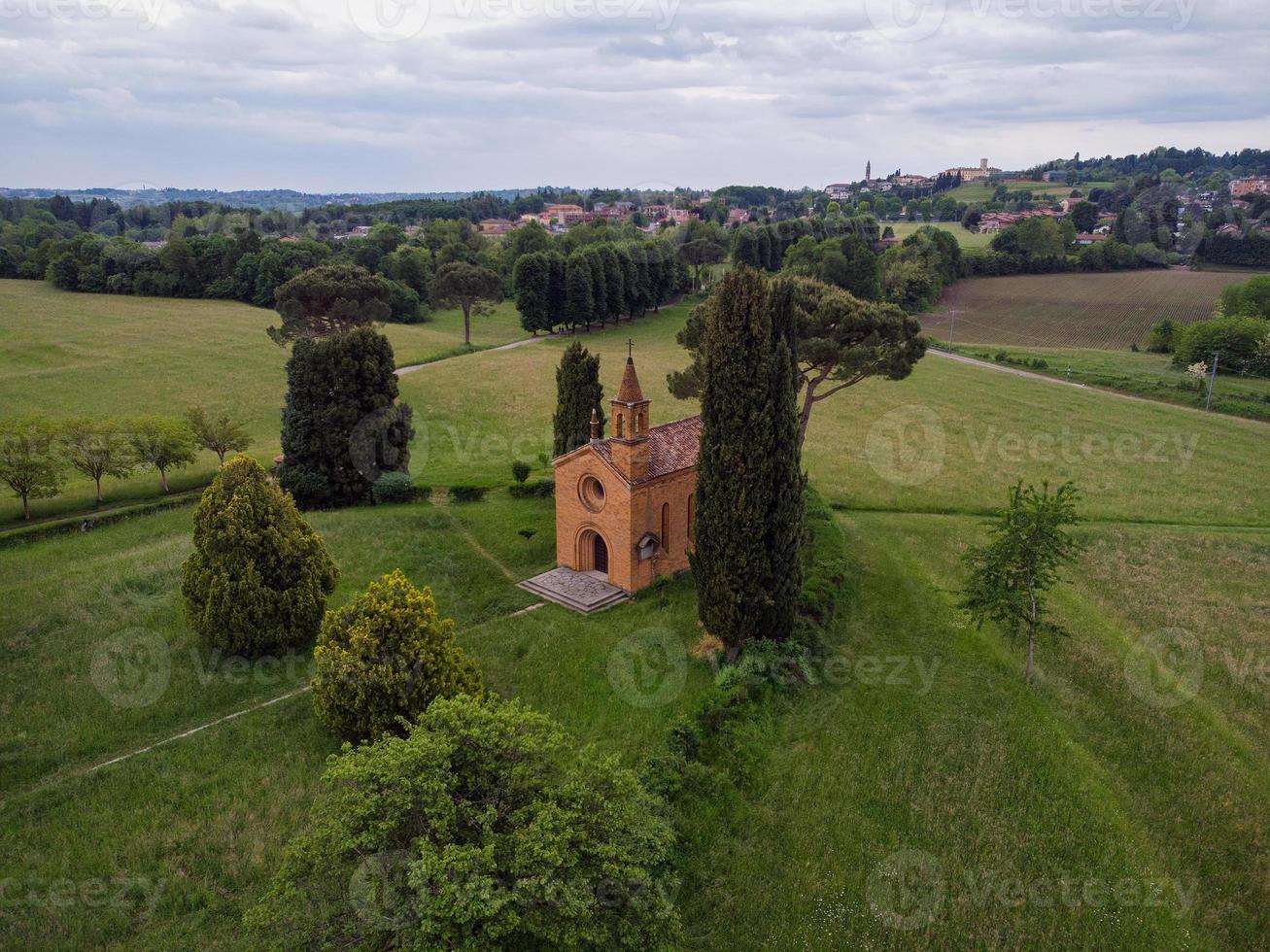 drone-weergave van het landschap van de rode kerk van pomelasca foto