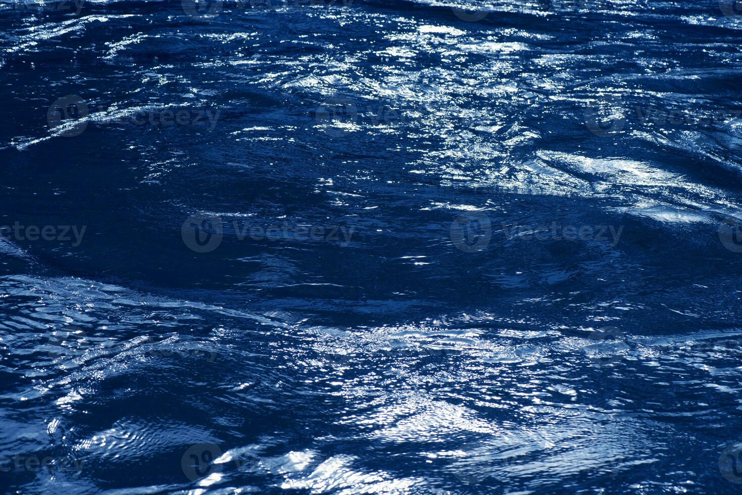 blauw water bubbels Aan de oppervlakte rimpelingen. onscherp wazig transparant wit Zwart gekleurde Doorzichtig kalmte water oppervlakte structuur met plons en bubbels. water golven met schijnend patroon structuur achtergrond. foto