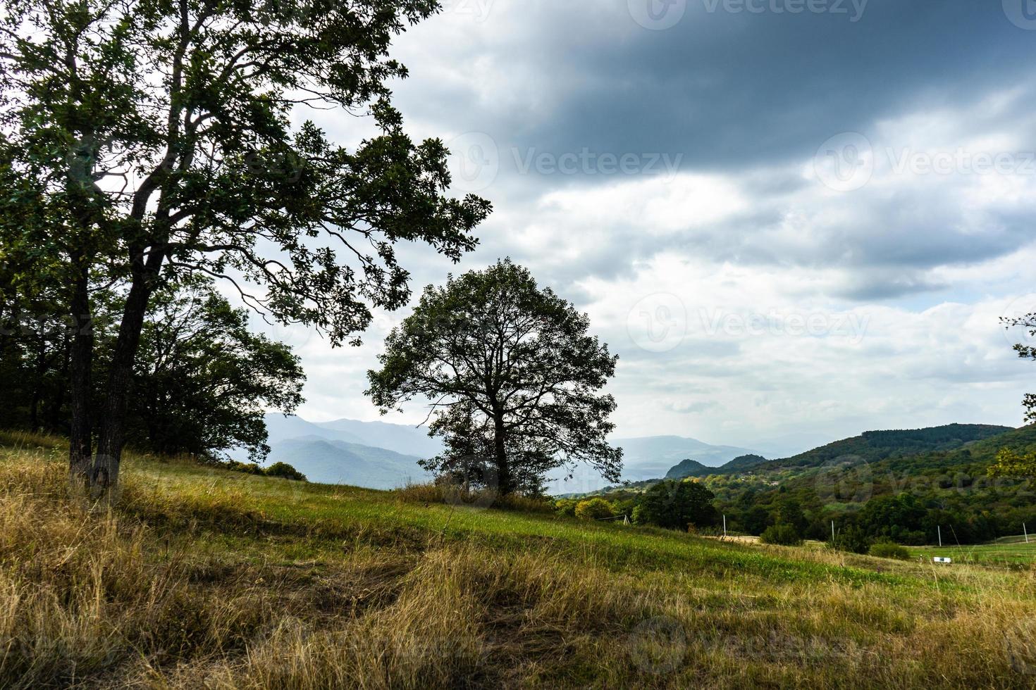 landelijk berglandschap van de Kaukasus foto