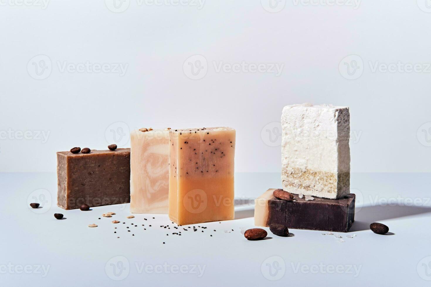 natuurlijk zeep bars met ingrediënten. diy schoonheidsmiddelen producten. spa bad nog steeds leven, voorkant visie foto