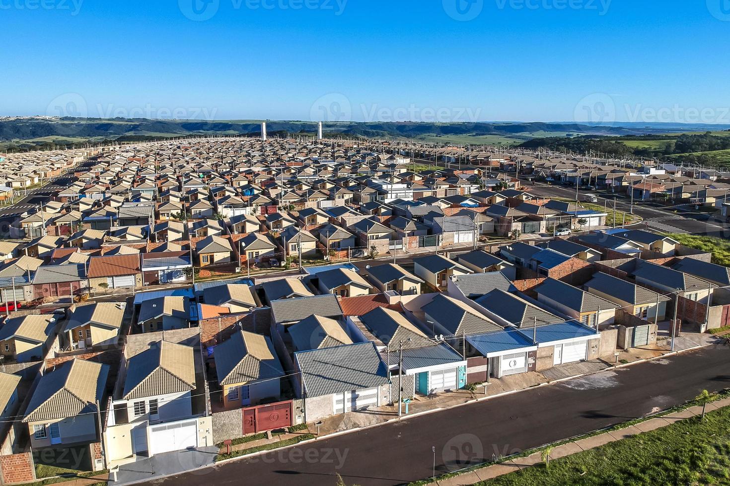 luchtfoto van gestandaardiseerde huizen van het minha casa minha vida-programma van de staat sao paulo, brazilië foto