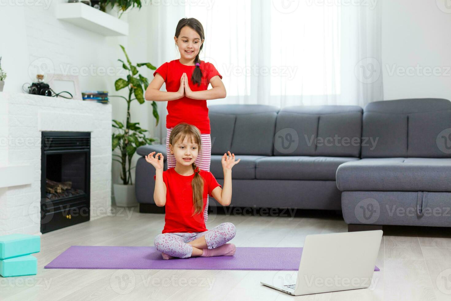 volledige lengte beeld weinig meisjes hebben pret Bij huis sportief actief kind meisje. grappig vrije tijd activiteiten, sportief gezond levensstijl concept foto