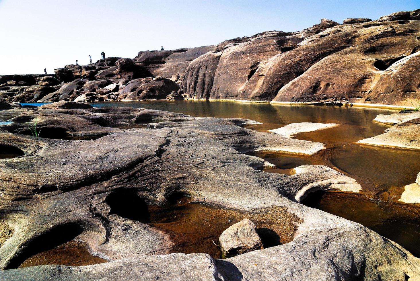 ongeziene zonsondergang bij rotsgaten stone view sam pan bok grand canyon, ubon ratchathani, ten noordoosten van thailand foto