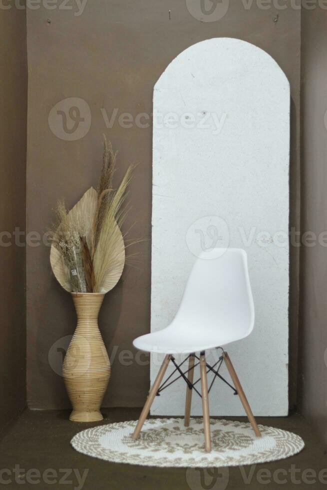 achtergrond voor foto's in de foto studio met een bruin thema en esthetisch wit stoelen versierd met kunstmatig bloemen