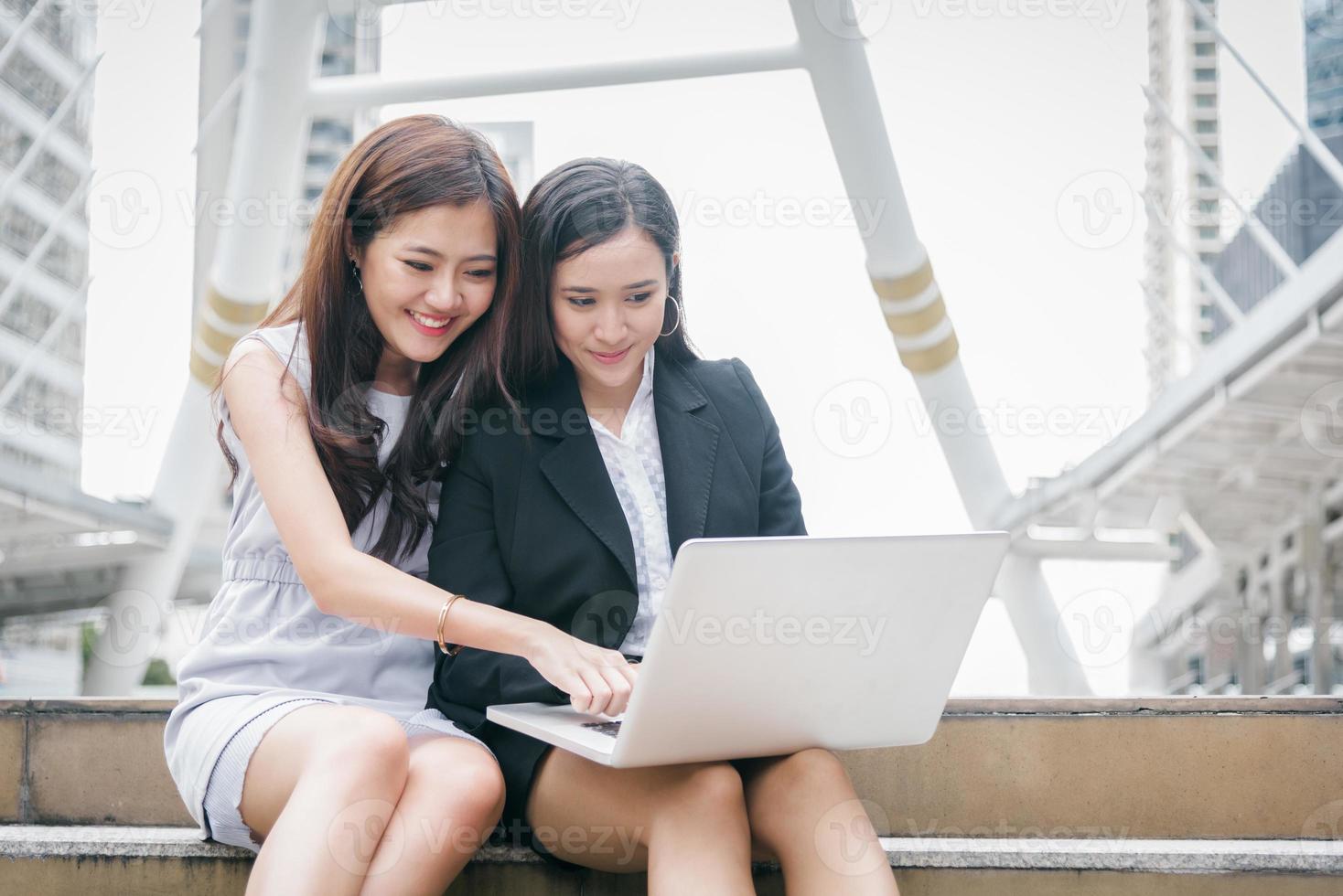 twee zakenvrouwen werken op laptopcomputer met gelukkig grappige emotie. teamwork samenwerking vergadering van zakelijke kantoor werknemer technologie samenwerking. interactie met de gemeenschap voor marketing en financiën foto