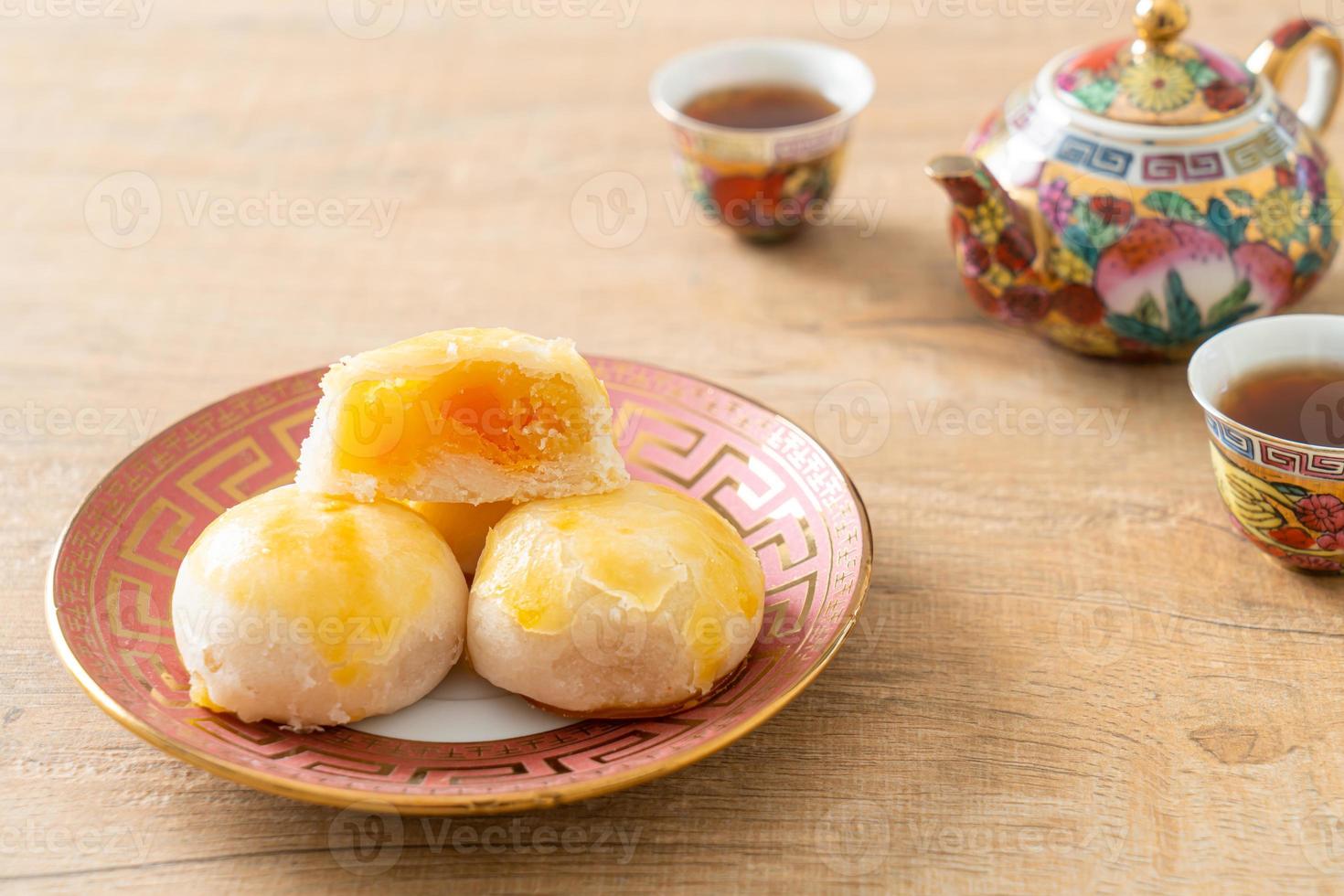Chinees gebak moon cake met gezouten ei pinda of loempia gebak met noten en gezouten eieren foto